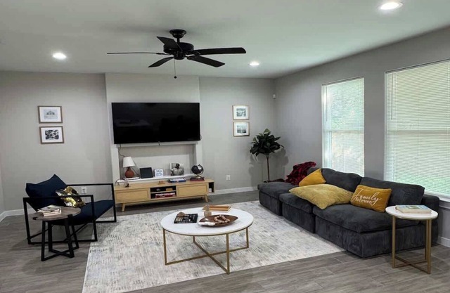 3BD Walkup | Backyard Paradise | 5 Mins to DWTN - - Professionally managed by S