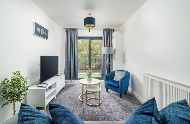 3bed apt by Canning Town stn, 10 mins to Canary Wharf, O2, Excel, & City Airport