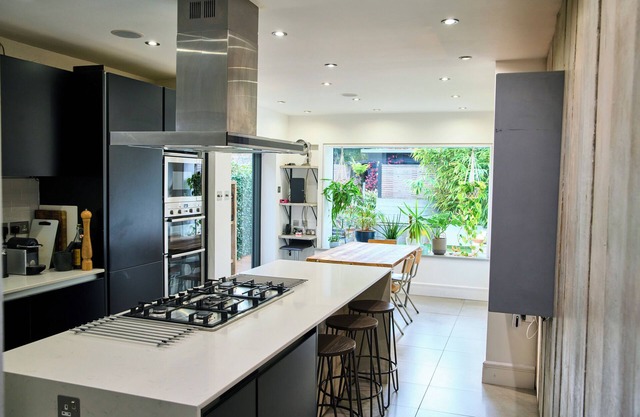 3bed mod Victorian Conversion + sun Filled Garden