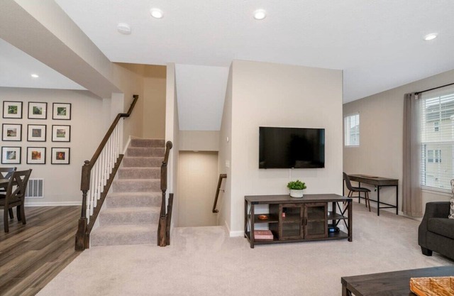 3Bedroom|Garage| Cozy Townhouse in Akron, Ohio!