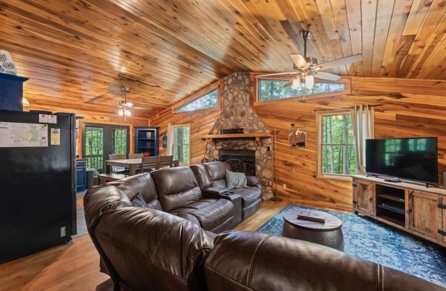 3BR 1.5BA w/King Bed/Hot Tub in Heart of RRG!