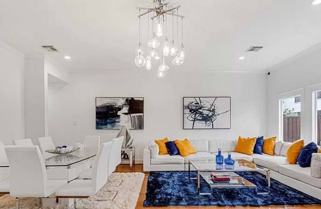 3BR 2.5 Bath Home with Power, Wifi & Hot Tub