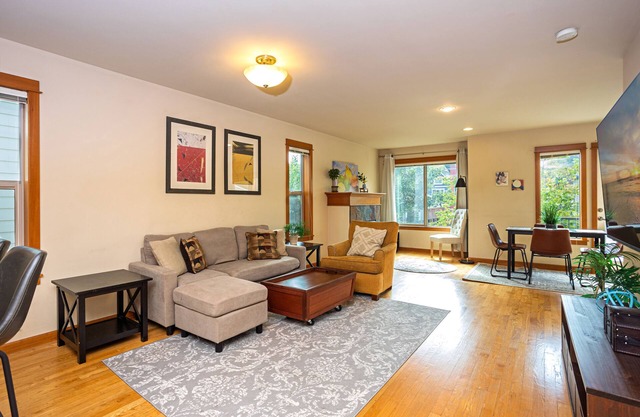3BR/2.5BA home - ACs, pet friendly, centrally located w/4 Smart TVs + fast WiFi