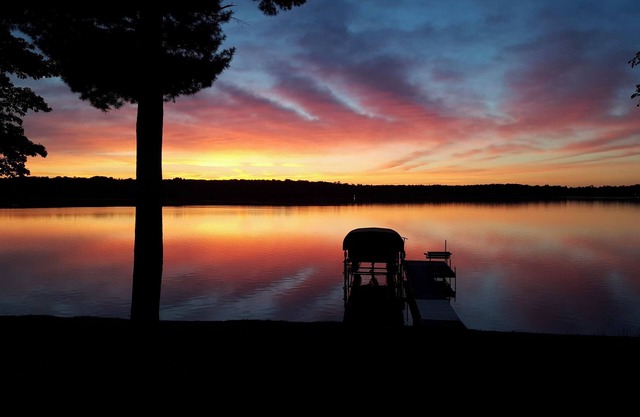 3BR-2.5BA LAKESIDE CABIN CHARMER with GOURMET KITCHEN & MODERN-LUX amenities
