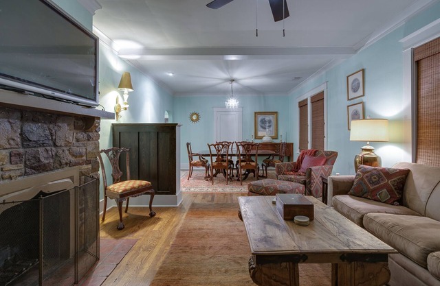 3BR 2BA Dynamite Cooper Young Craftsman 2 blocks from Cooper Young intersection!