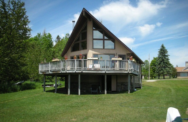 3BR/2BA Lakefront Cabin, Gorgeous Bay Views, Dock, Game Room, Firepit
