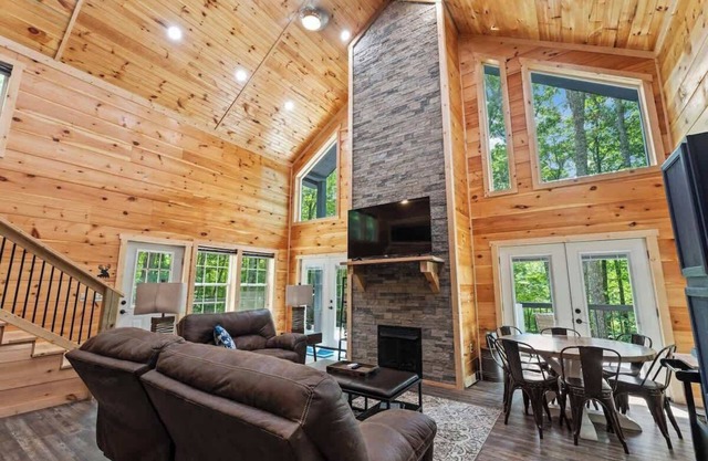 3BR 2BA w/King Bed/Hot Tub in Heart of RRG