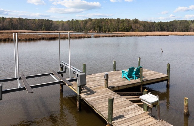 3br/2ba Waterfront Home overlooks Private Dock. 2+ acres of front yard Games
