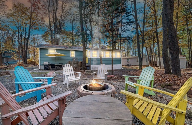 3BR Cozy Cottage, AC, BBQ, Fast Wi-Fi, Fireplace, Firepit, Walk to Beach