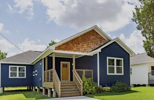 3BR Great Bungalow 1751! Medical Center, Stadiums!