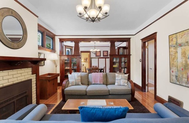 3BR Home / Large Kitchen / Mins To DwnTwn