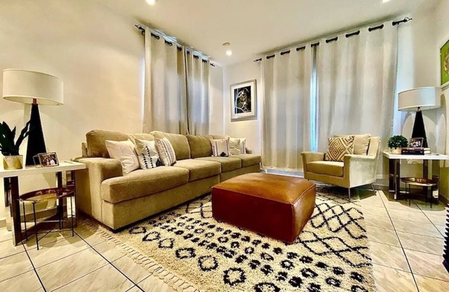 3BR House – 15 Mins from Downtown and the beaches