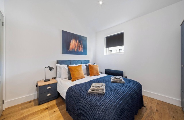 3BR House in Prime Barnet Location with Driveway