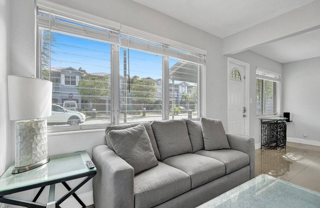3BR-Huge backyard, walk to Downtown, Mins to Beach