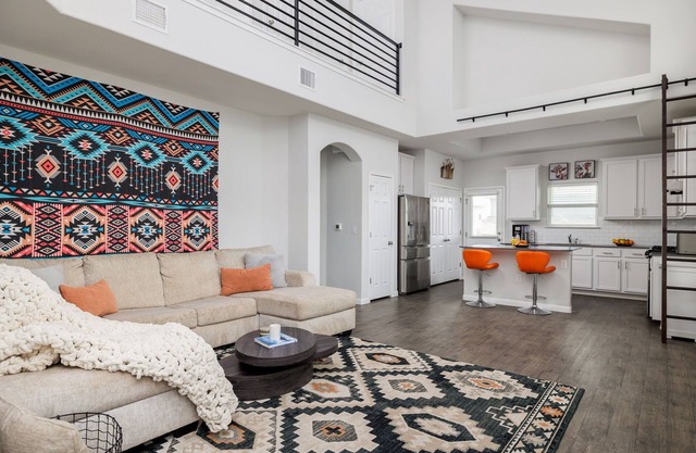 3BR, King Bed, Walk In Shower - The Grove