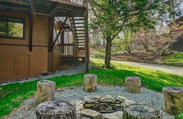 3BR Mountain Cabin with VIEWS and FIREPIT Sleeps 8