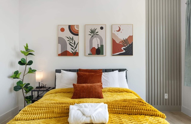 3BR Rooftop fire-pit, Pool table, Ping Pong, Gym access + Kids Play area, & WiFi