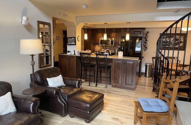 3BR w/loft Located in the heart of Vail Village, parking, hot tub & pool!