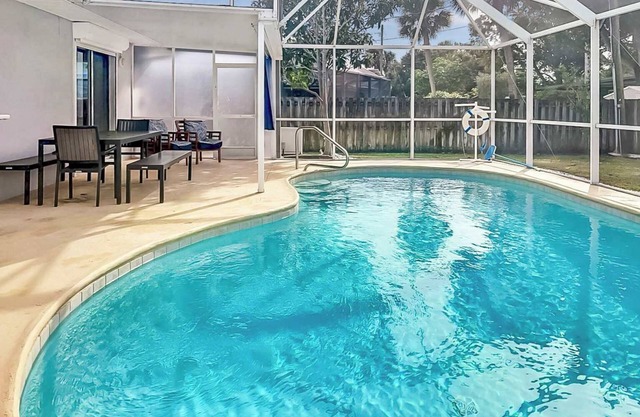 3br with Pool Near Golf, Beaches & more