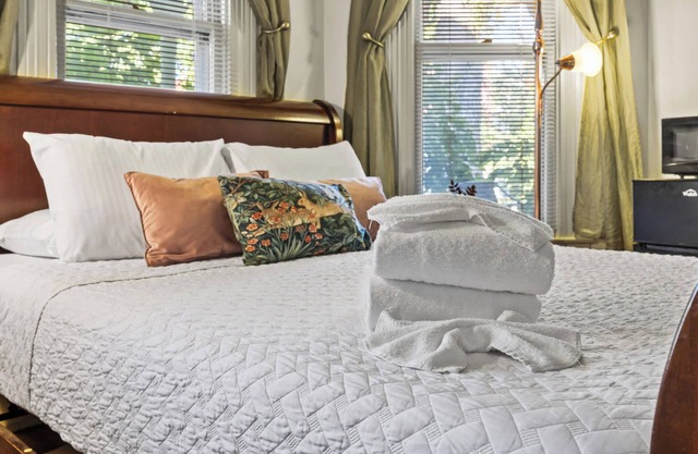 3BR Work-Friendly Lou Stay Near Bourbon Trail!