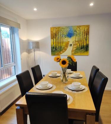 3double bed house 3-8 guests, contractors, free parking close to Hospital, JP Morgan, nature reserves, golf courses, beach