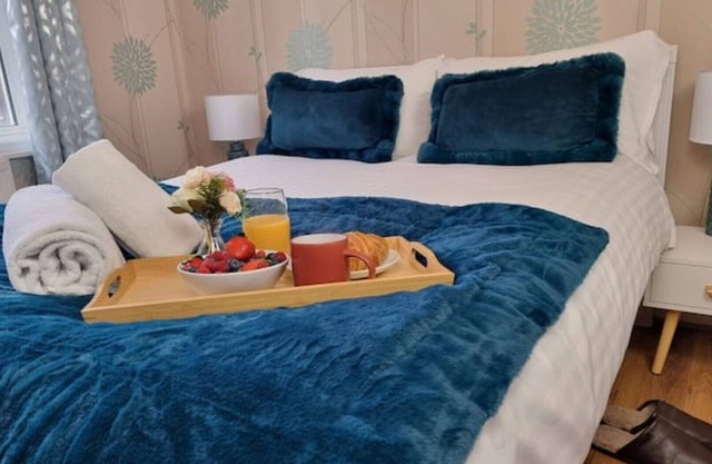 3min walk to DLR, easy commute to the City, close to shops and restaurants