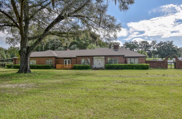 4/4 Main home with 2/1 guest cottage, Private 10 Acre Home -2 min drive from WEC