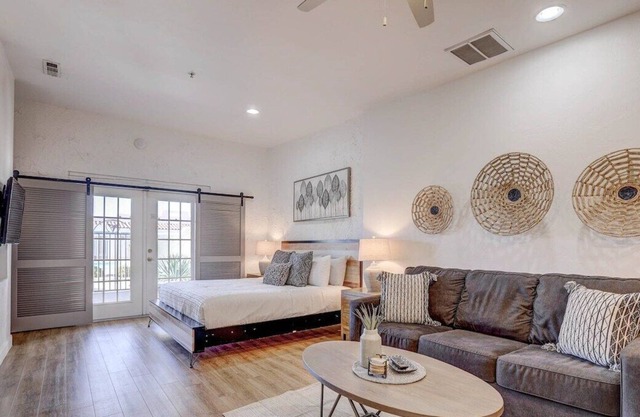 4 Amira WHITE · Relaxing Resort * REDUCED $ Heated Pool & Kitchen