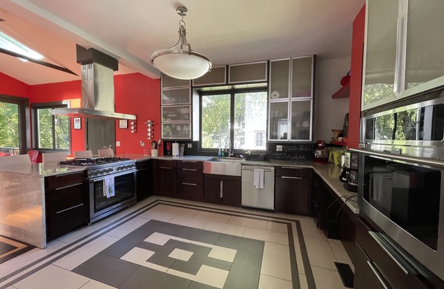 4 Bdrm Modern Victorian with Tree House and playground