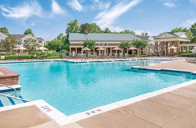4 BDRM SLEEPS 12* 2 LIVING RMS, 2 KITCHENS, 4 BATHRMS, INDOOR/OUTDOOR POOLS, SPA