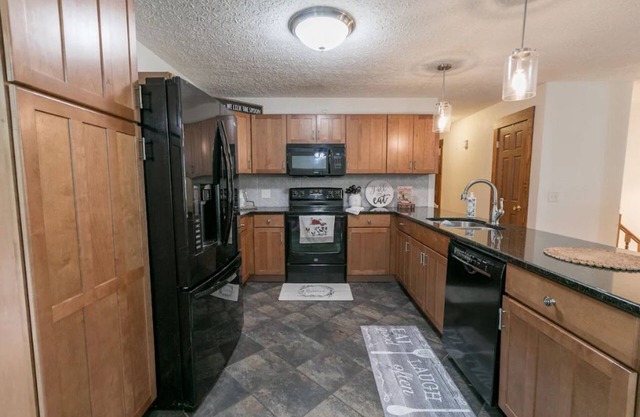 4-bdrm southern Farmhouse, 30 mins from Franklin w/barn and acres of farmland!