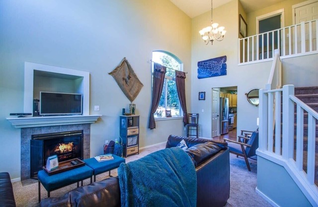 4 Bed/2.5 Bath, Pet Friendly, Hot Tub, Bend Oregon