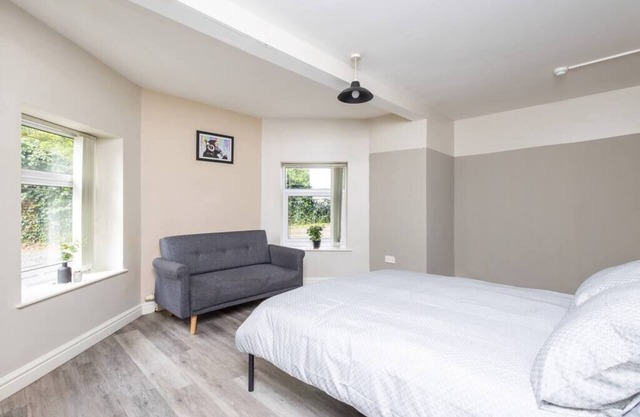 4 Bed 2 Bath Near City Centre - Free Parking | Free WiFi | Self Check-in