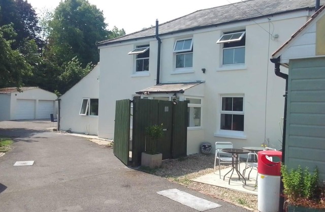 4 Bed-2 Bath-Sleeps 8-Large Garden-Pet Friendly