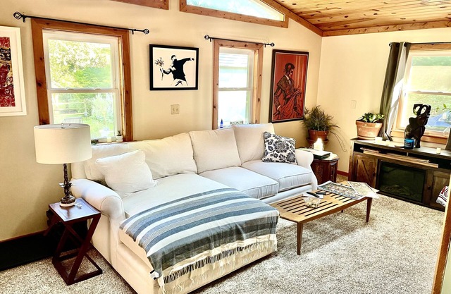 4 Bed/3 Bath with Hot Tub & Courtyard