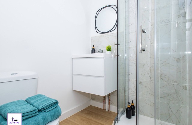 4 Bed 5 Bath - On Street Parking - Fast Wi-Fi - Self Check-in