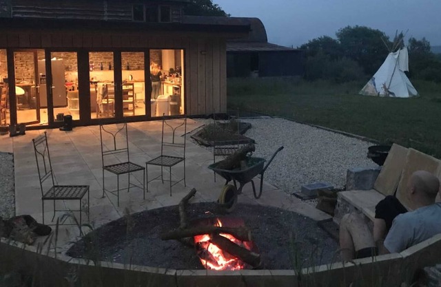 4 bed barn & Safari Tent, Pool-Hot Tub-Sauna 16pax