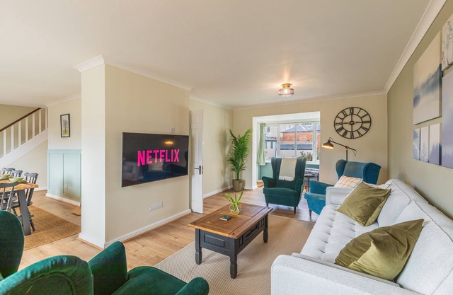4 Bed City House With Private Garden and Parking