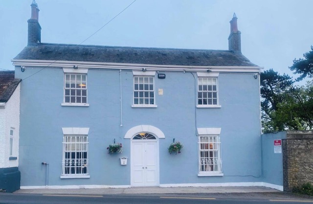 4-Bed House in Kildare, Sleeps 8 with Parking
