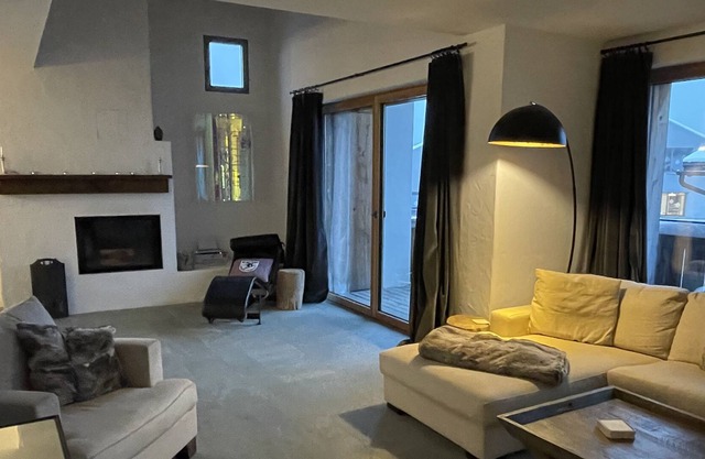 4 bed Luxurious modern apartment close to town and lifts