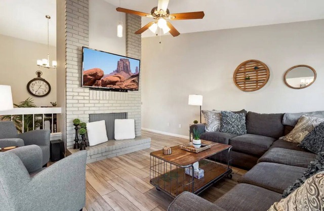 4 Bed Shuffleboard& Private Pool Retreat in Peoria
