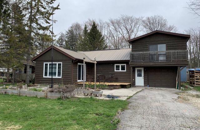 4 bedroom 2.5 baths sleeps 10 Wifi and free parking