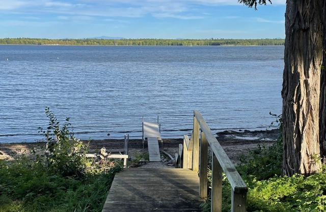 4 Bedroom 2 Bathroom Entire Home with Walk-In Lake Access