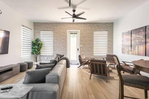 4 Bedroom 3 Bath Downtown Group Getaway Sleeps 12, Pet Friendly, Private Patio, Walk to Riverwalk, Alamo Dome & Southtown