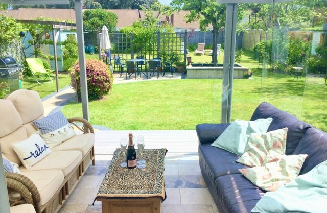 4 bedroom, 3 bath, walk to the beach, golf, shops, pubs. New Forest 3 miles.