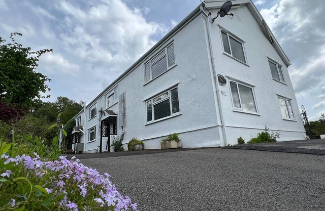 4 bedroom 3 bathroom spacious cottage nestled in woodland area