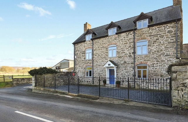 4 bedroom accommodation in Welshpool