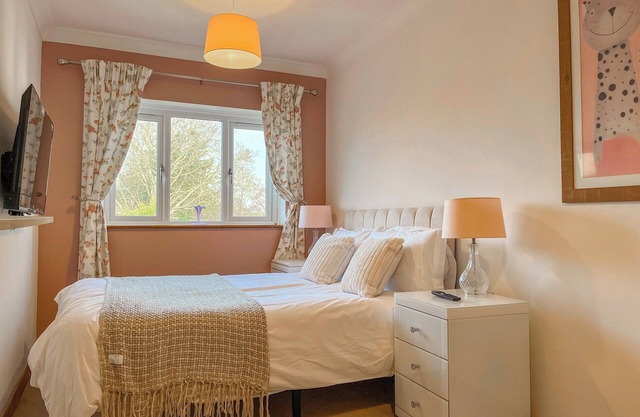 4 bedroom accommodation in Newark