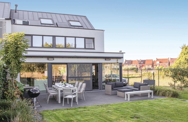 4 bedroom awesome home in Brugge