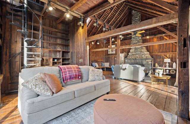 4-bedroom Barn house with WiFi, Fireplace, Firepit, BBQ Grill by hiking trails